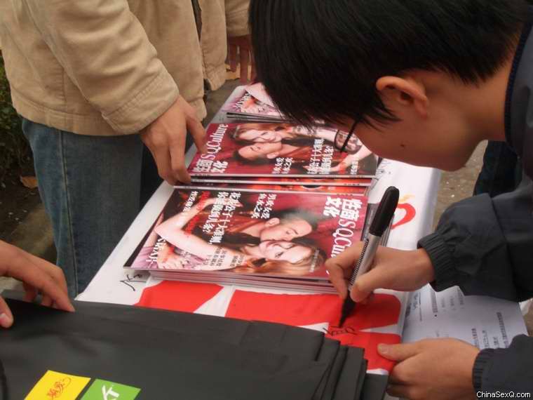 同学们写下防艾公益寄语,并且大方地签上自己的名字