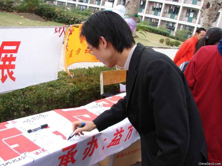 签上郑重的一名