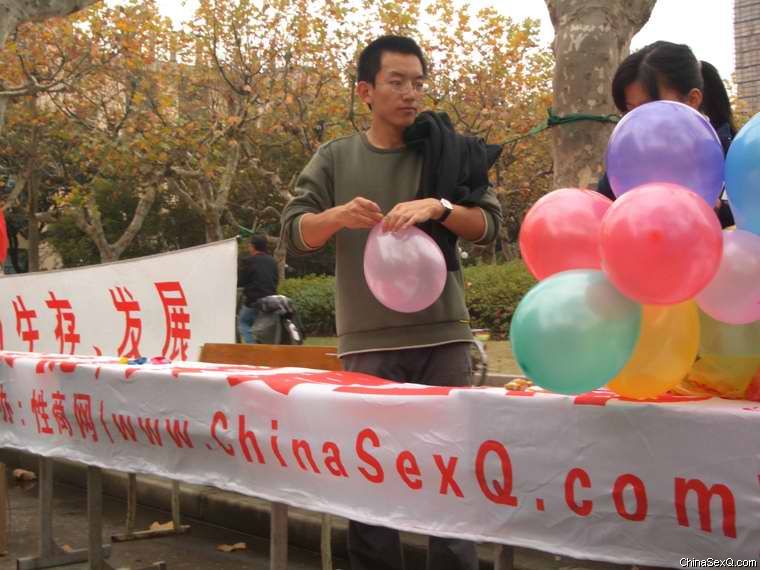 社团的人员在准备礼物