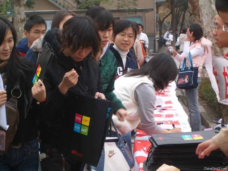 手拿礼物的学生