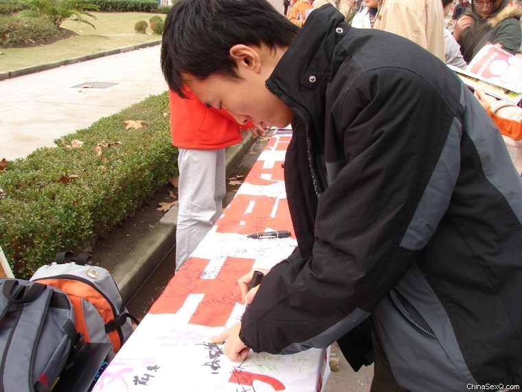 学生在签名