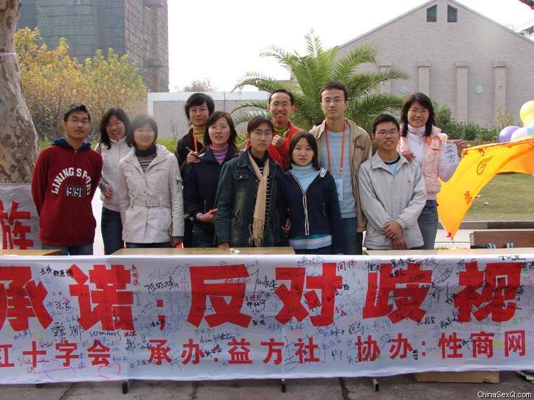 签名活动顺利结束