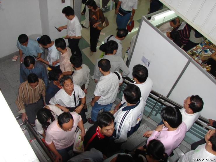 上楼梯的人永远那么多