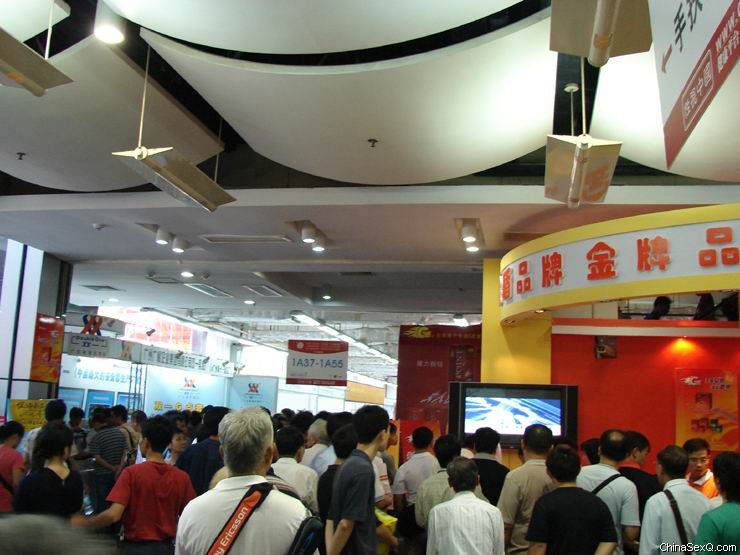 下午的展会 人们依然不想离去