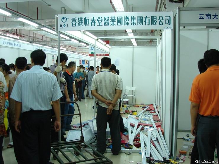 一边是参观 一边是撤展