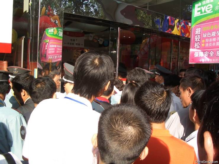 观众在门口挤成一片