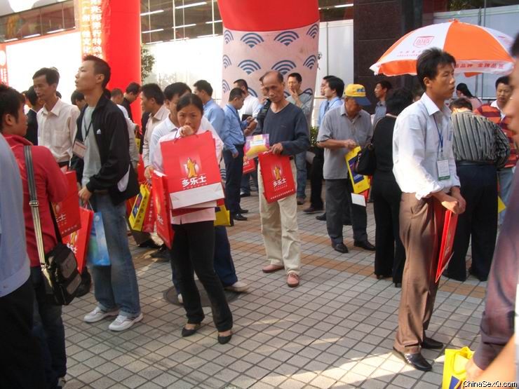 场外的资料派发像战争一样激烈,参观者则笑了