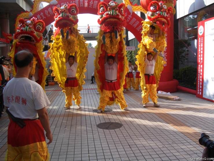 舞狮吸引了场内场外大量观众