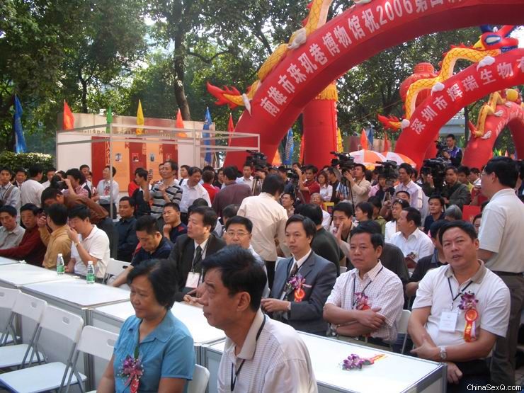 群众与嘉宾都在等待展会宣布开幕