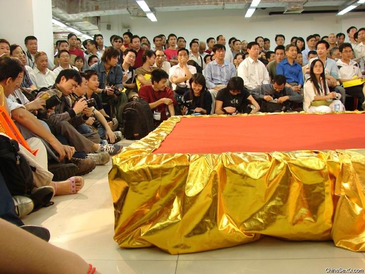 记者最爽,可以利用记者身份占据最有利地位