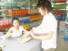 ������Ա�߽���ݸ̫�����˱�����Ʒ�����г�