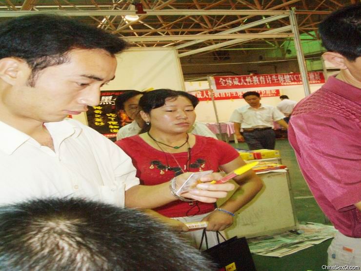 郑州性文化节惨淡收场14观众索取性商网的小礼品