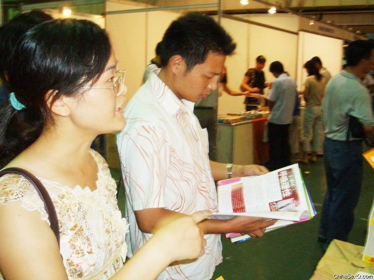 郑州性文化节惨淡收场16观众仔细阅读《性商》内容