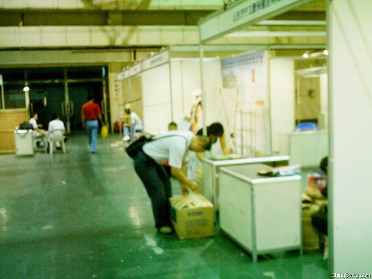 郑州性文化节惨淡收场31 收拾东西，准备回去了