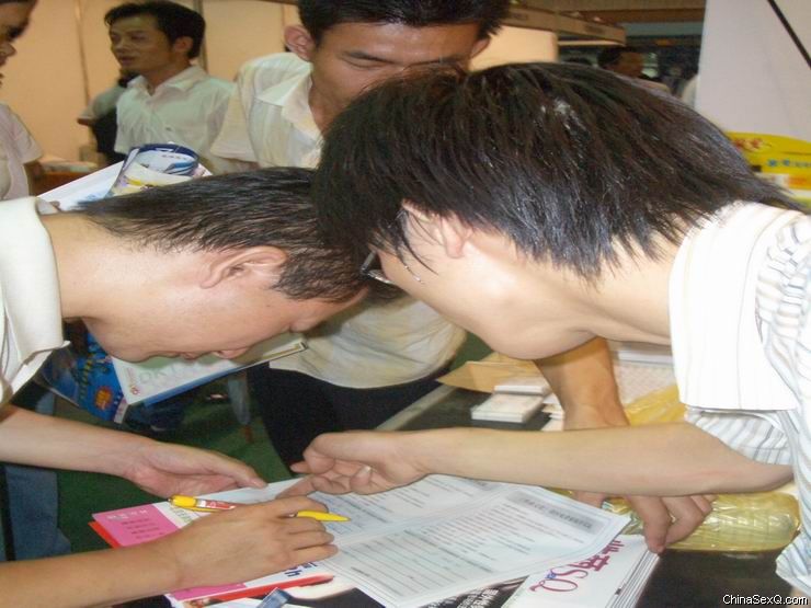 郑州性文化节惨淡收场32填写调查单，索取《性商》杂志