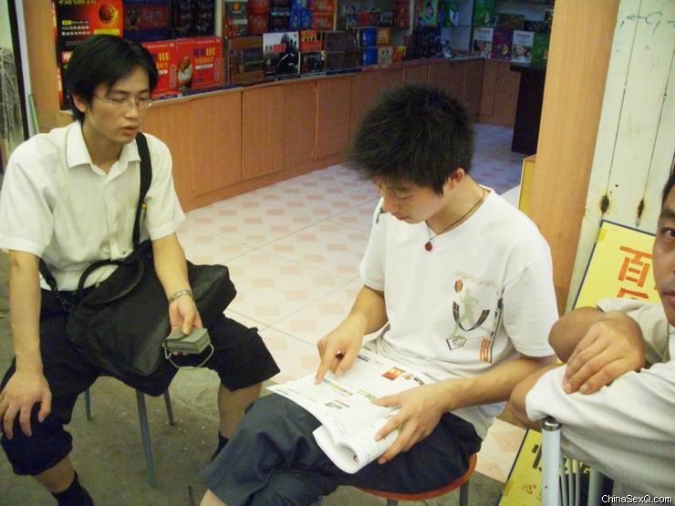 郑州性文化节惨淡收场35性商网工作人员与批发市场老板交流