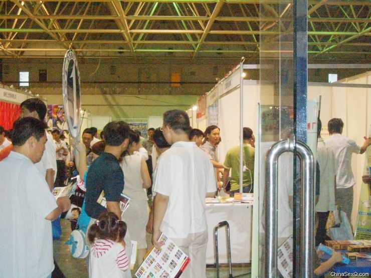 郑州性文化节惨淡收场41展会上最热闹时刻