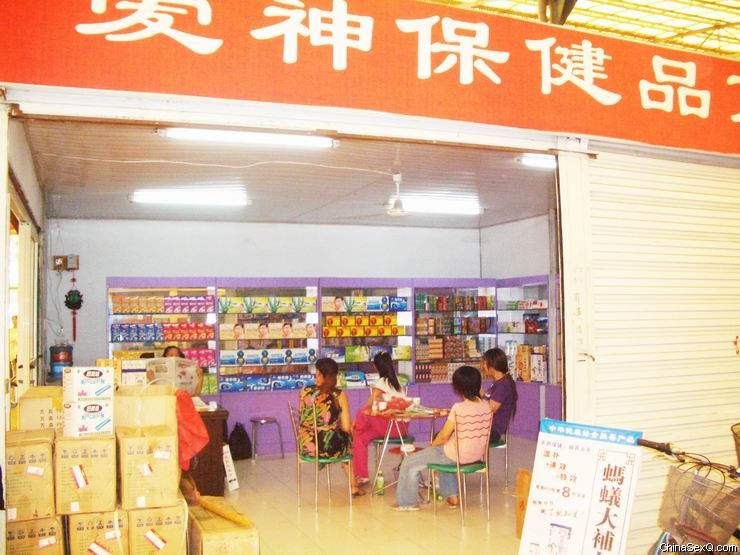 郑州性文化节惨淡收场46 这些大批发商的店铺还是很干净明亮的