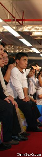 模特的精湛表演吸引了全场观众