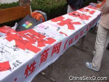 ѧ���ں���ϵ�ǩ��