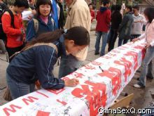 Ůͬѧ�󷽵�ǩ���Լ������֣�д�ϼ���