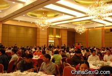 酒会现场气氛很融洽