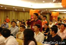 ̨�µľ���������ϯ̨�ϵ�ר��ӻԾ����