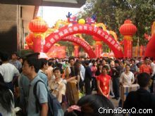 ��Ļǰ��չ���ſ�