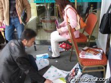 �����̡���Ϫ�ڴ�Ƶ��ſڵ��ɷ���