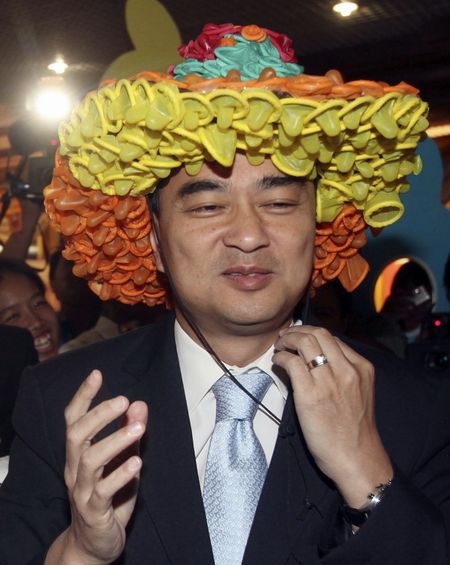 图为阿披实有些腼腆地戴上了这个安全套帽 图为阿披实有些腼腆地戴上了这个安全套帽