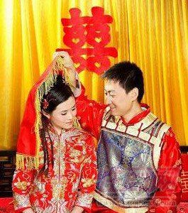 新郎揭开红盖头02