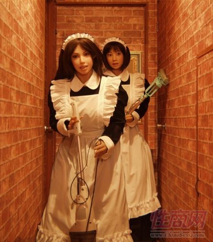 日本教授跟众多充气娃娃过日子