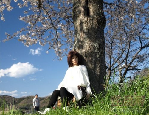 日本教授跟众多充气娃娃过日子