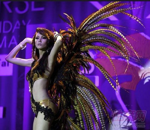 绝美人妖选手身穿华丽孔雀羽毛服饰 绝美人妖选手身穿华丽孔雀羽毛服饰