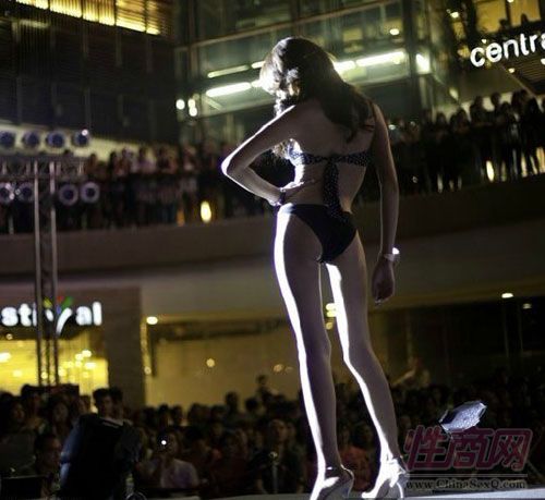 观众目不转睛,欣赏人妖选手性感精彩表演 观众目不转睛,欣赏人妖选手性感精彩表演