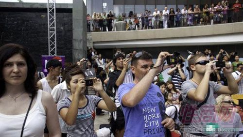 外国游客有幸观看此次人妖选美比赛,纷纷拍照留念,机会难得,不容错过 外国游客有幸观看此次人妖选美比赛,纷纷拍照留念,机会难得,不容错过