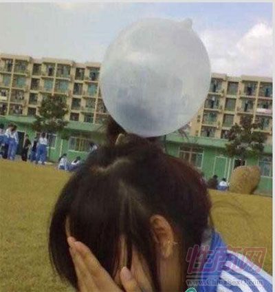 女中学生头扎避孕套嬉戏