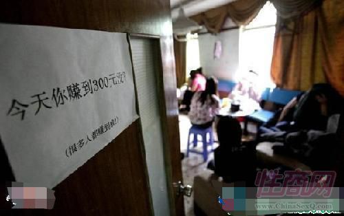 ɨ���ֳ�ͼƬ��2012���Ϸ�ĳ���о����ڽӵ��߱��󣬶�һ�����㳡������ͻ����飬�ֳ�ץ���������ɫ�����������Ա���ֳ����ǲ�����Ŀ�����˻��ҵ���Ů��ɢ��ı����׺��·��⣬�ֳ���������С���ǵļ����ںţ���������׬��300Ԫû��?��������Ϊʷ������־С��