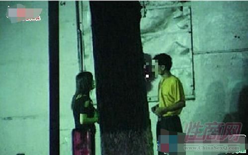 ��������۵�ɨ���ֳ�ͼƬ������ĳ���賿��һ����Ů̸��20Ԫһ�εļ۸��ֱ��·���й���֮��ʱ���������־�Ѳ����ӱ����񾯴������С�����Ѷ�����˶Բ���������潵�Υ����Ϊ���ϲ��䣬�����Ѷ����˸�������������15�գ���׷������Ů��Υ������20Ԫ