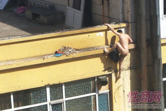 ������ɨ���ֳ�ͼƬ��2012�꣬ĳ�о�����һ��ϴԡ��������ɨ��ͻ���ж�����Ϥ���˴�ͻ��һ���ο͵��ı�ץ��������Ϣ��ֻ����λ������ȫ�����㣬�������ݣ�����ƨ�ɾ������˷����߱ڣ���һĻ������ѧ���������¡�title=������ɨ���ֳ�ͼƬ��2012�꣬ĳ�о�����һ��ϴԡ��������ɨ��ͻ���ж�����Ϥ���˴�ͻ��һ���ο͵��ı�ץ��������Ϣ��ֻ����λ������ȫ�����㣬�������ݣ�����ƨ�ɾ������˷����߱ڣ���һĻ������ѧ���������¡�