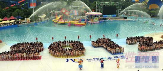 从高空拍摄穿比基尼的女孩们组成2012字形活动 从高空拍摄穿比基尼的女孩们组成2012字形