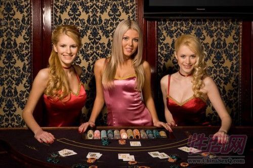 三位漂亮的赌场工作人员正在发牌 三位漂亮的赌场工作人员正在发牌
