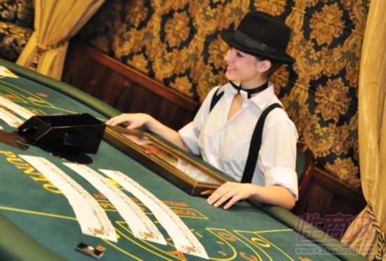 中性打扮的赌场女荷官 中性打扮的赌场女荷官