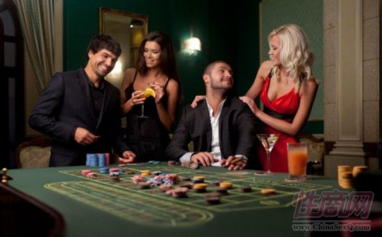 有美女侍应相伴,赌场的赌客们如沐春风 有美女侍应相伴,赌场的赌客们如沐春风