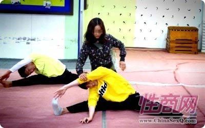 美女体育老师帮学生压腿