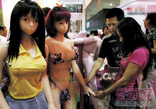 参会商家触摸充气娃娃,感受娃娃的材质和触感