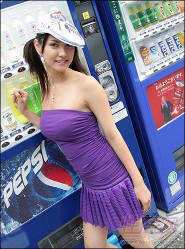 混血美女泷泽萝拉种子VS小泽玛利亚街拍比性感