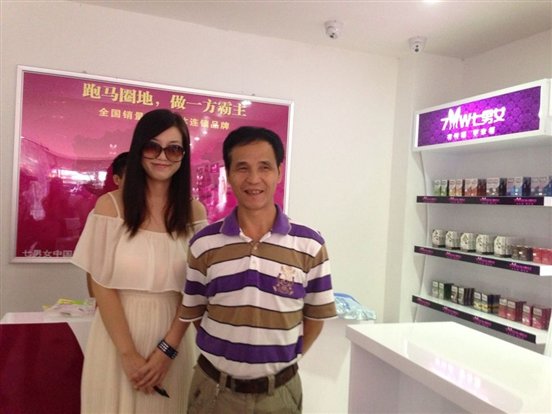 笑颜逐开的来宾们争先恐后与张筱雨合影