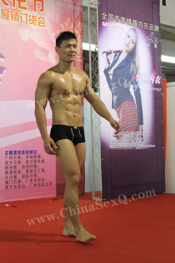 男模内衣展示_内衣男模(2)