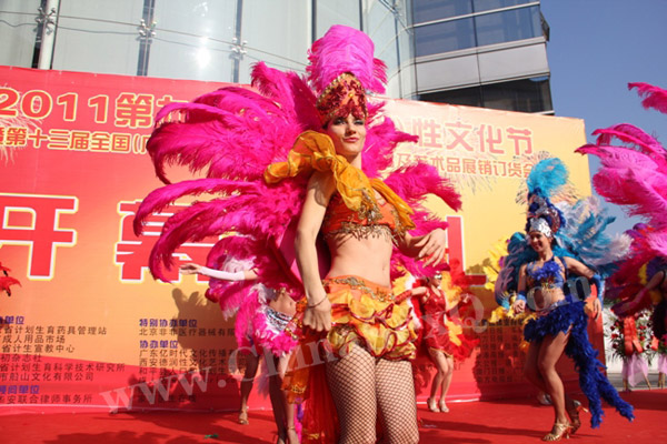 广州内衣表演_广州万国内衣秀露了毛